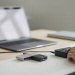 découvrez comment sécuriser efficacement votre wallet hardware avec ledger ou trezor. guide complet sur la configuration optimale et les erreurs fatales à éviter pour protéger vos crypto-monnaies.